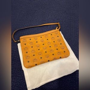 MCM shoulder clutch